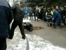 В Брянске мама с ребенком провалились в дыру в асфальте, ребенка засосало в коллектор