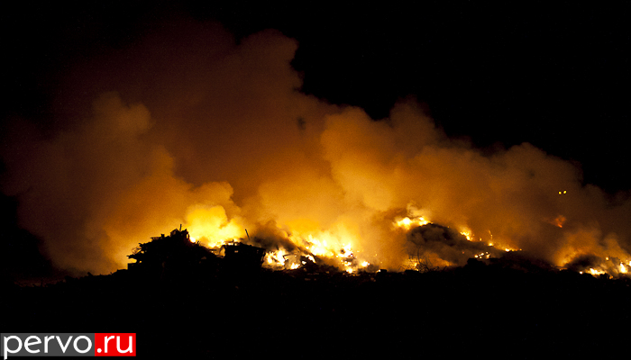 В Первоуральске горит свалка ТБО. Видео