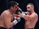 Бой Виталия Кличко с Мануэлем Чарром завершился "кровавым скандалом". Фото