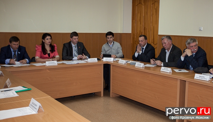 "Единороссы" просят мэра Первоуральска не бегать от коммунальных проблем. Видео