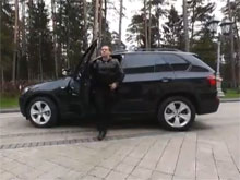 Рассказ о штрафах на фоне BMW стал для Медведева "имиджевой катастрофой": "Еще бы музыку из "Бумера" наложили"