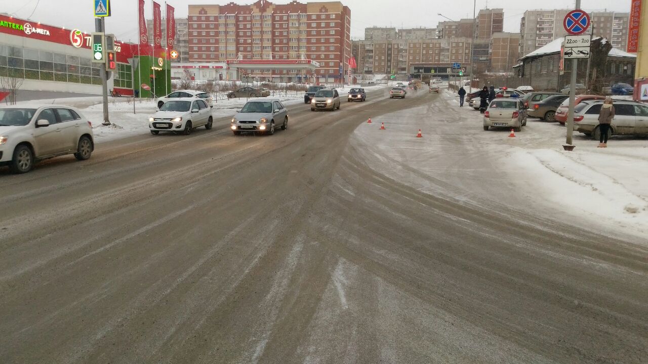 Водитель иномарки выехал на перекресток на красный свет и сбил ребенка