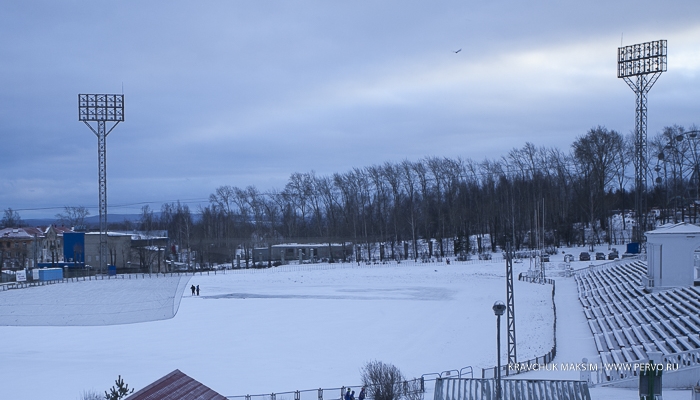В Первоуральске приступили к первому этапу пробной проливки льда