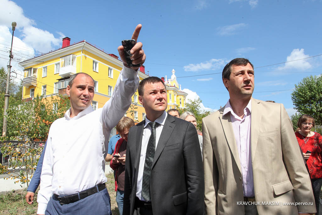 Денис Паслер проинспектировал ход капитального ремонта МКД в Первоуральске