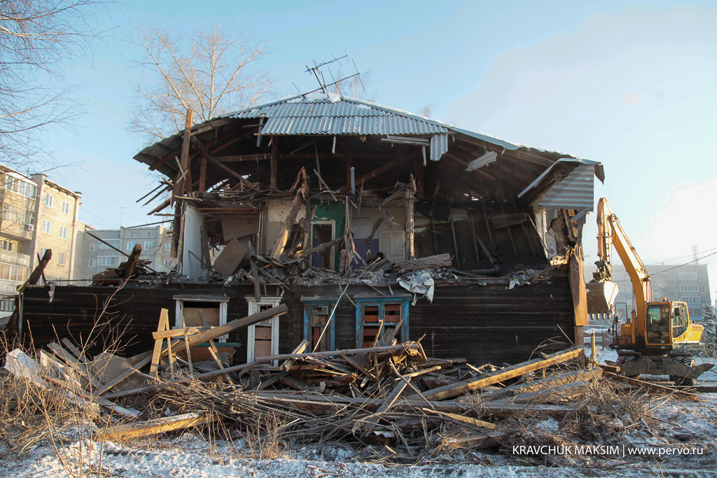В Первоуральске сносят аварийный дом