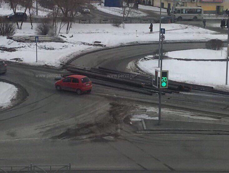 Вниманию водителей. Выпавшие из грузовика трубы перегородили улицу