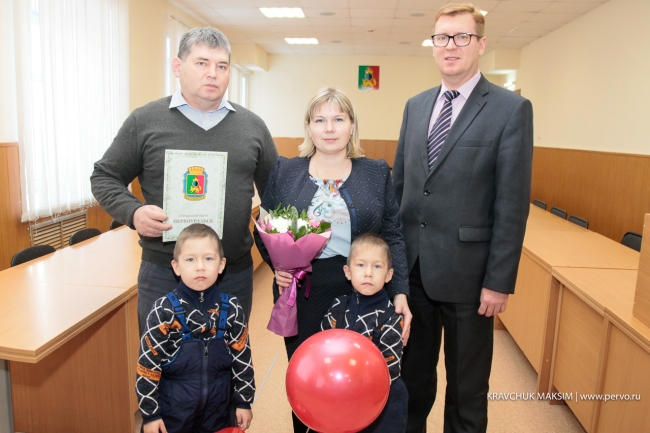 Игорь Кабец вручил еще два жилищных сертификата