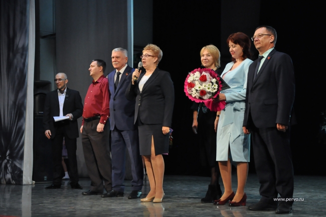 Депутаты поздравили педагогов с юбилеем школы №3