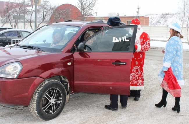 Сотрудники Первоуральской ГИБДД поздравили водителей с Новым годом
