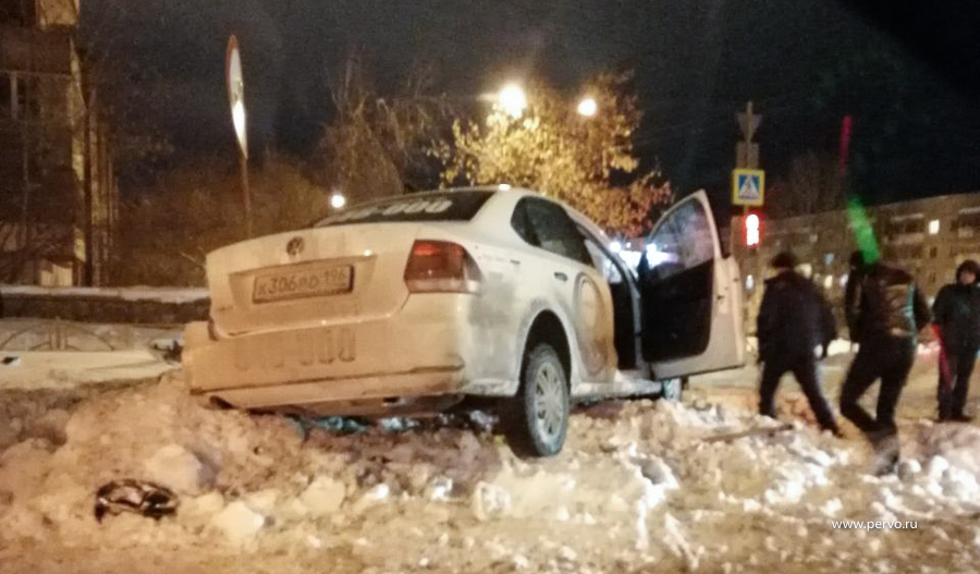 По вине автоледи водитель такси сбил пешеходов.
