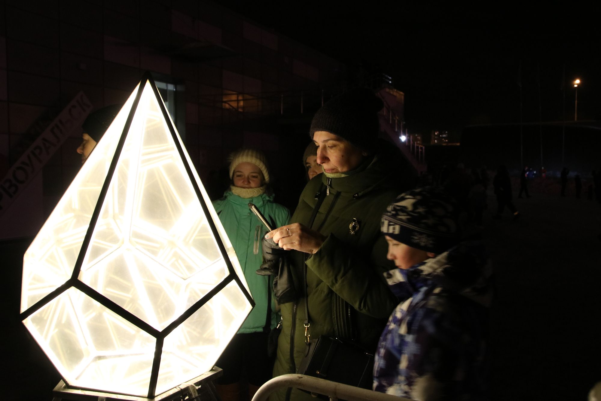 Возле ИКЦ прошел фестиваль светового искусства «НЕ ТЕМНО»