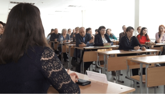 Во время школьных каникул за парты сели педагоги