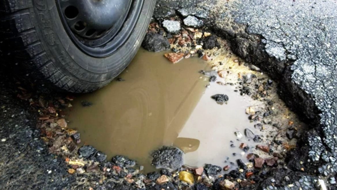 Первоуралец отсудил 131 тысячу рублей за яму на дороге