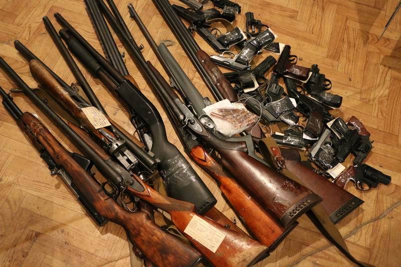 Первоуральцам предлагают за деньги сдать оружие