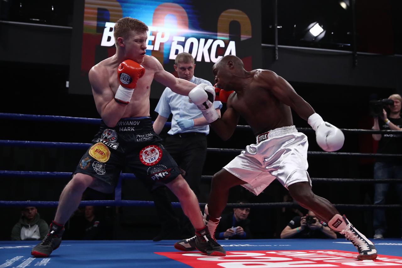 Голодный до побед Марк Урванов отправил Пфарисо Нелувхулани в нокдаун