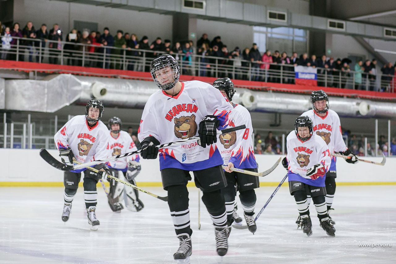 Владислав Третьяк вручил кубок победителю - команде «Арсенал» из Первоуральска