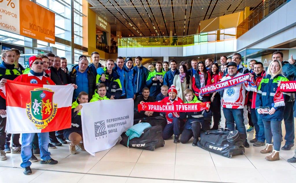 Президент хоккейного клуба «Уральский трубник» Александр Федоров поздравил спортсменов с медалями