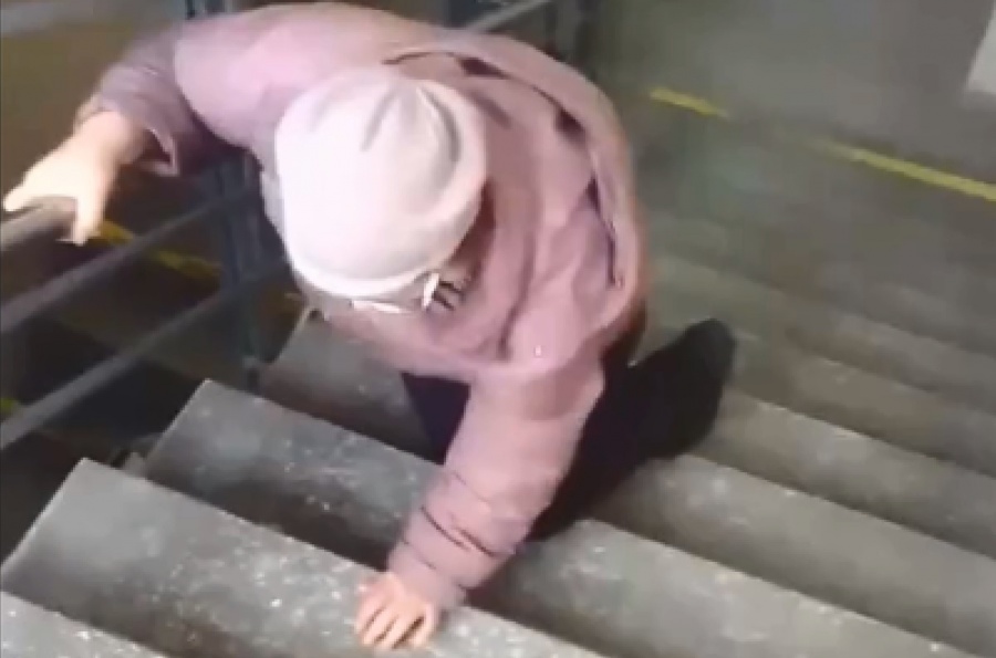 Прокуратура Первоуральска выясняет, почему женщина ползком спускалась по лестнице в больнице