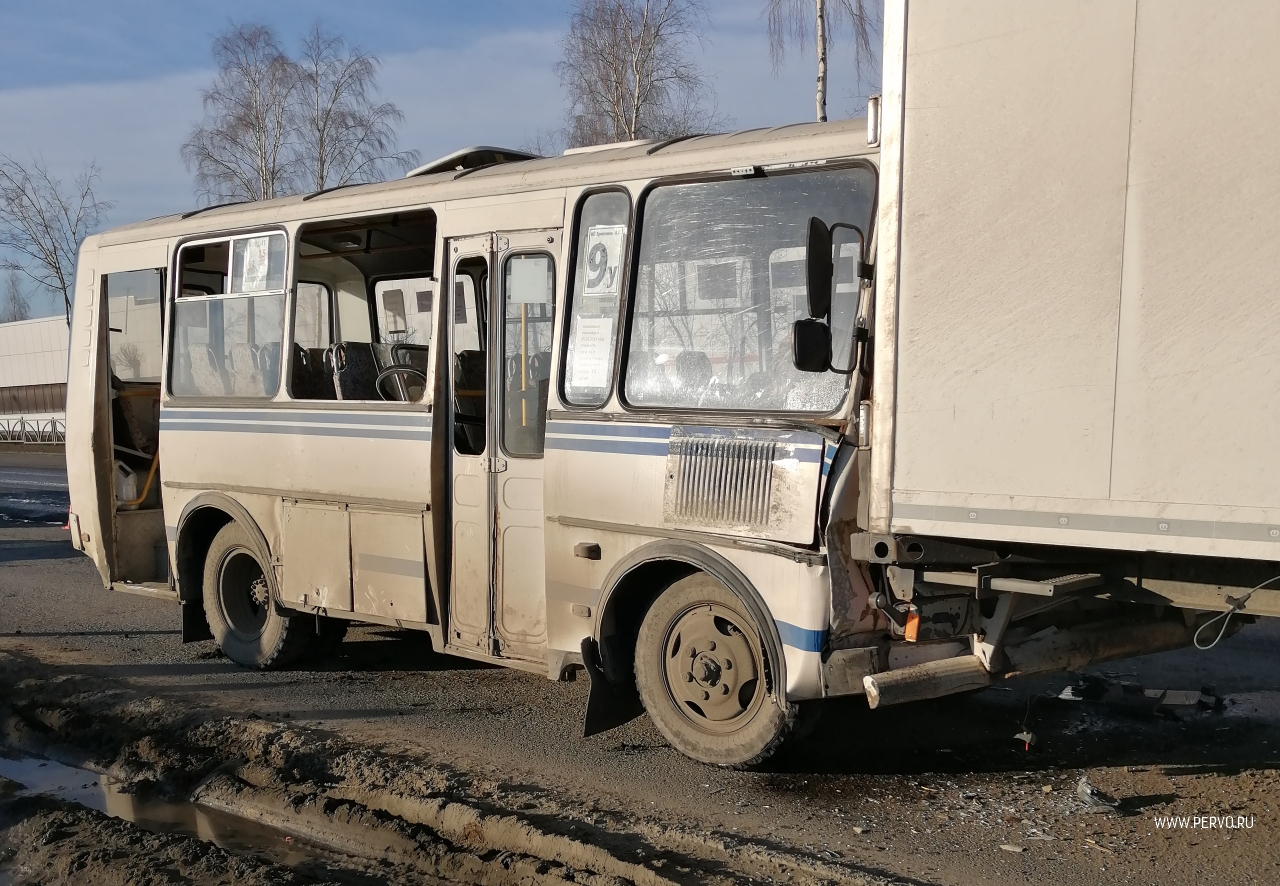 В Первоуральске автобус влетел в грузовик