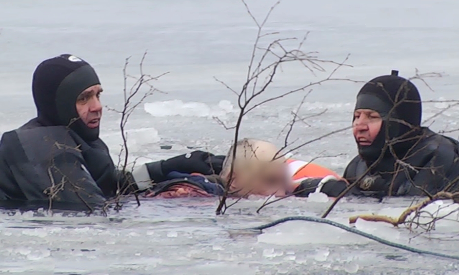 Тело утонувшего рыбака достали первоуральские спасатели
