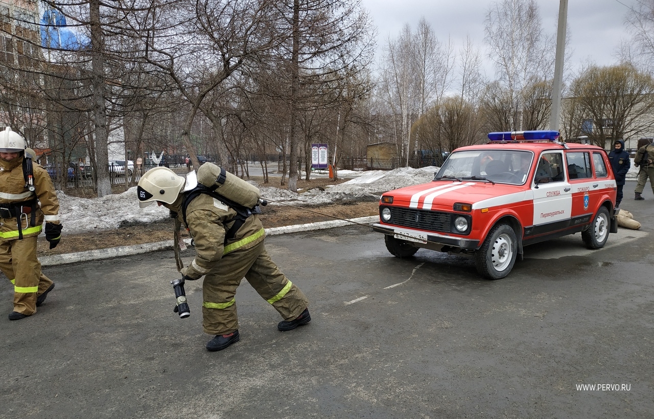 Первоуральские пожарные тащили автомобиль на себе