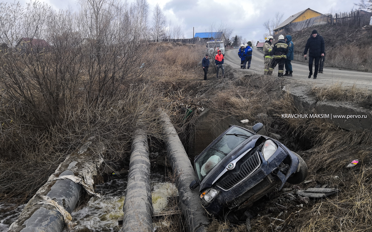 В Первоуральске Skoda зацепилась за трубы
