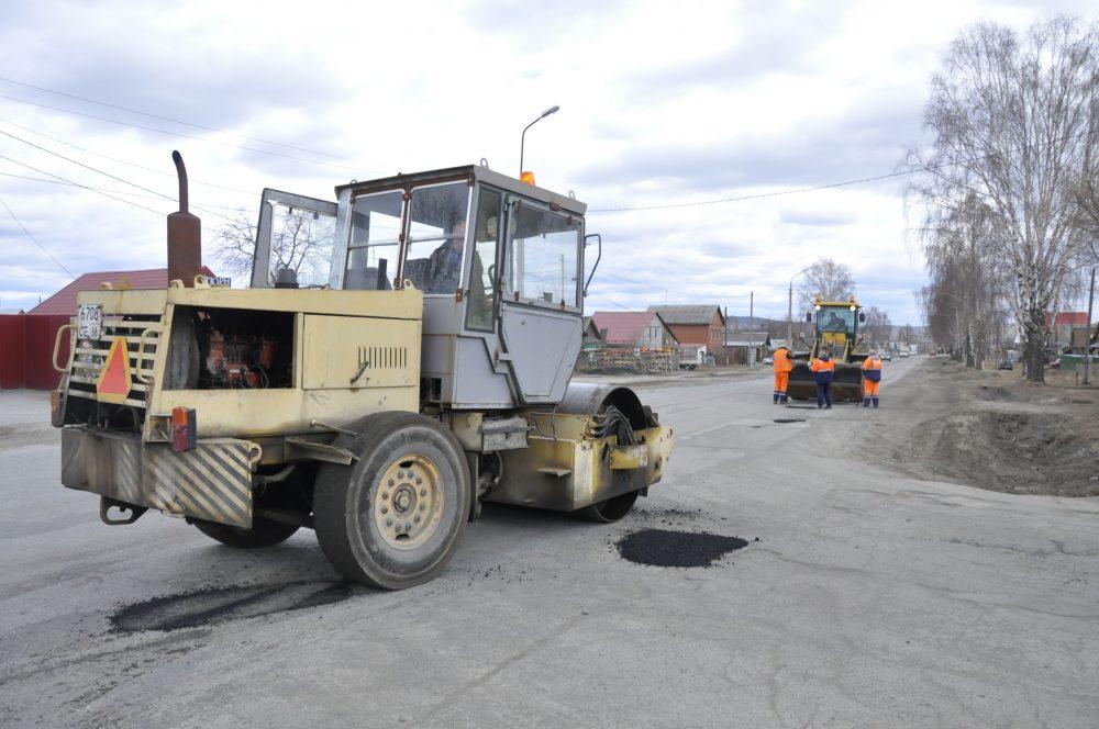 Специалисты ЖКХ принялись залатывать дыры на улицах Первоуральска