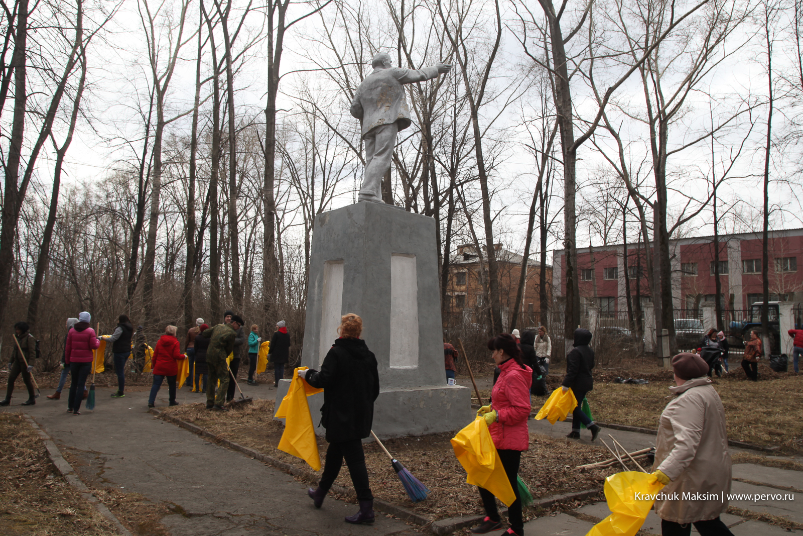 Генеральная уборка в театральном парке