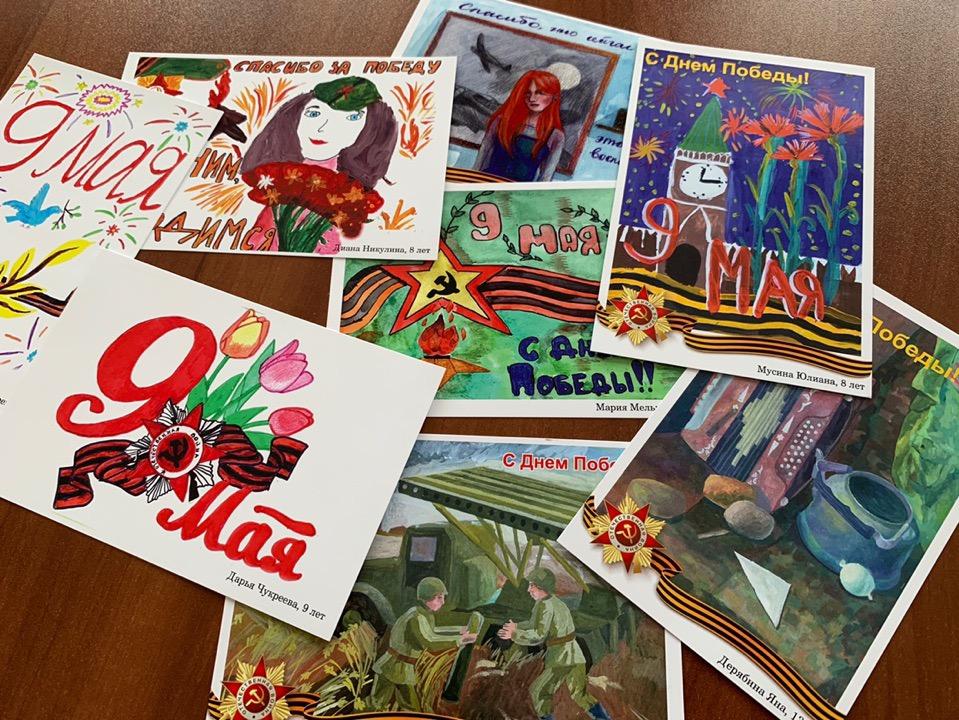 Школьники вручили первые открытки ветеранам