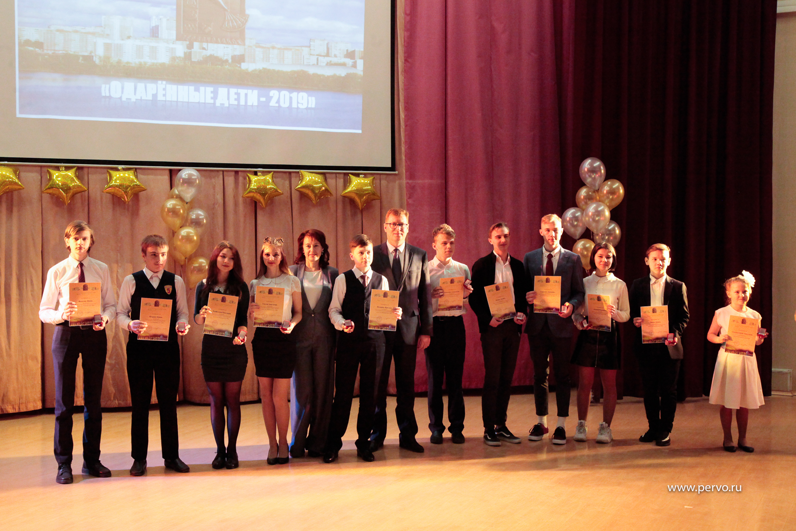 Юных первоуральцев наградили знаком главы «Одаренные Дети»