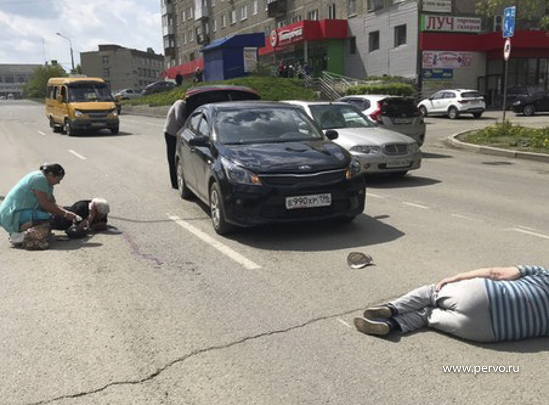 Два пешехода получили травмы при переходе дороги в неположенном месте