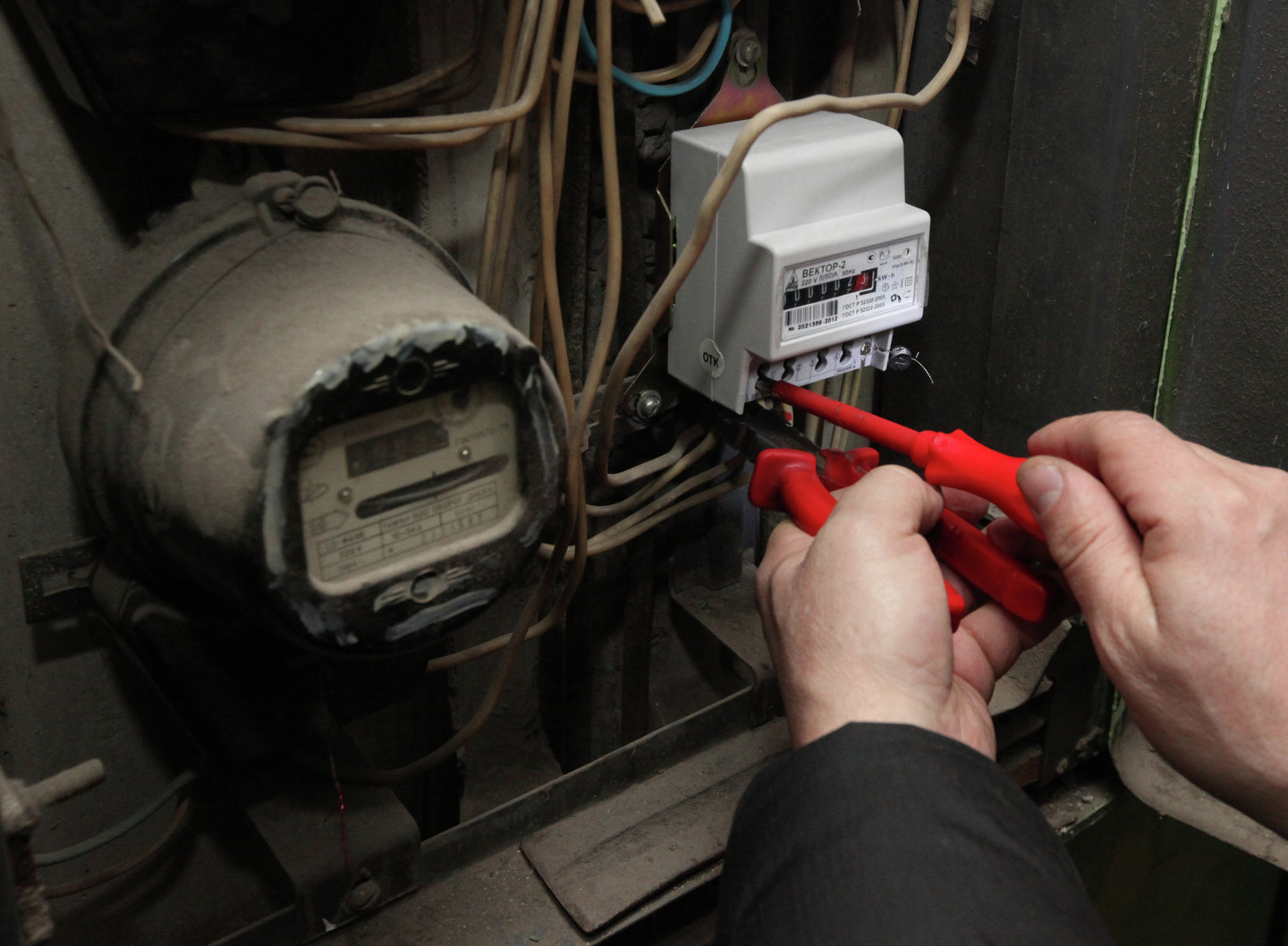 Незаконно получать электричество и тепло стало дороже