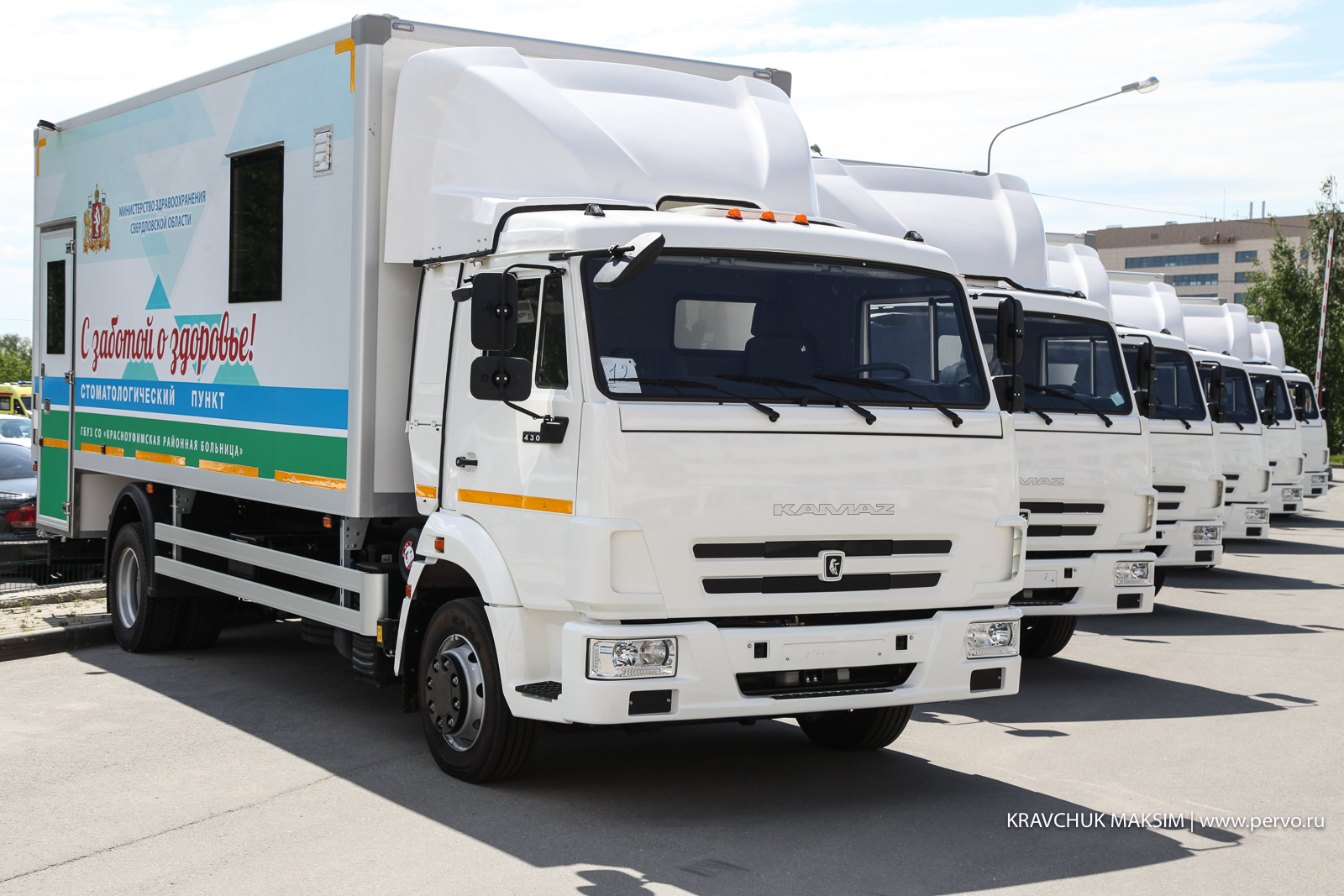 Евгений Куйвашев вручил главе Первоуральска ключи от ФАПа