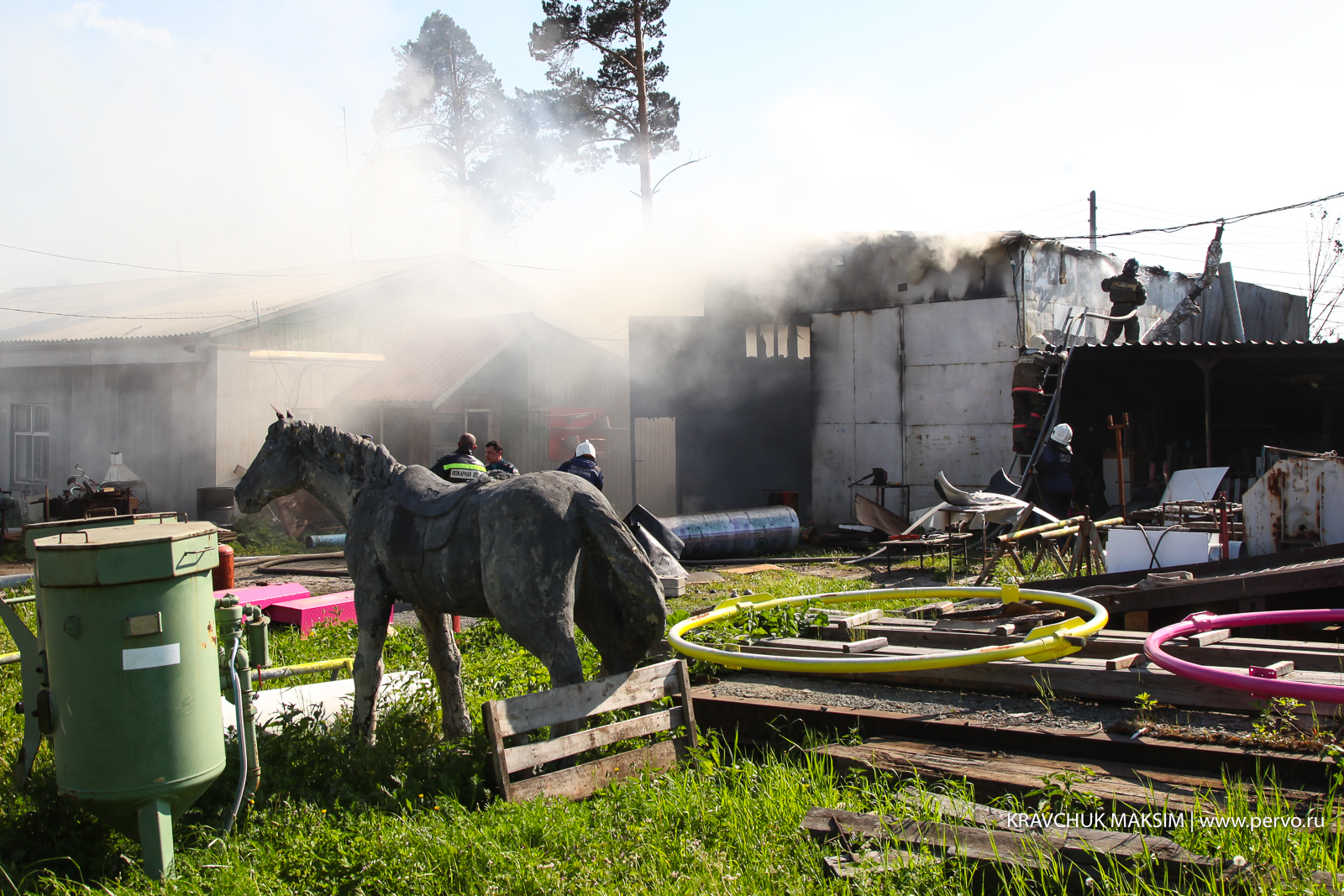 На старой АЗС пожарные тушат ангар