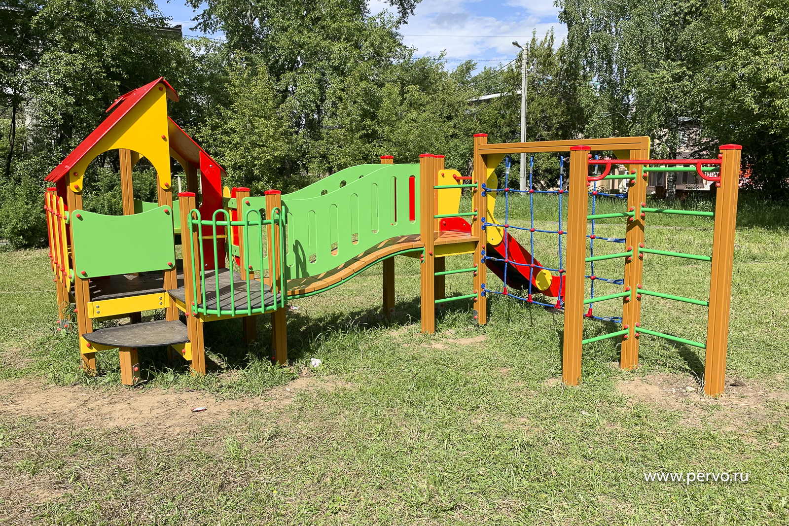 На проспекте Ильича установили детский комплекс