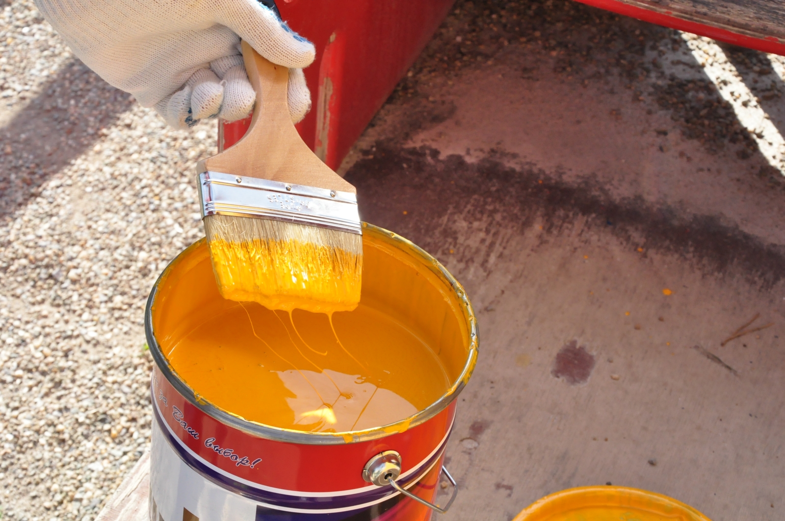 На улице Ватутина активисты «Города первых» покрасил детскую площадку