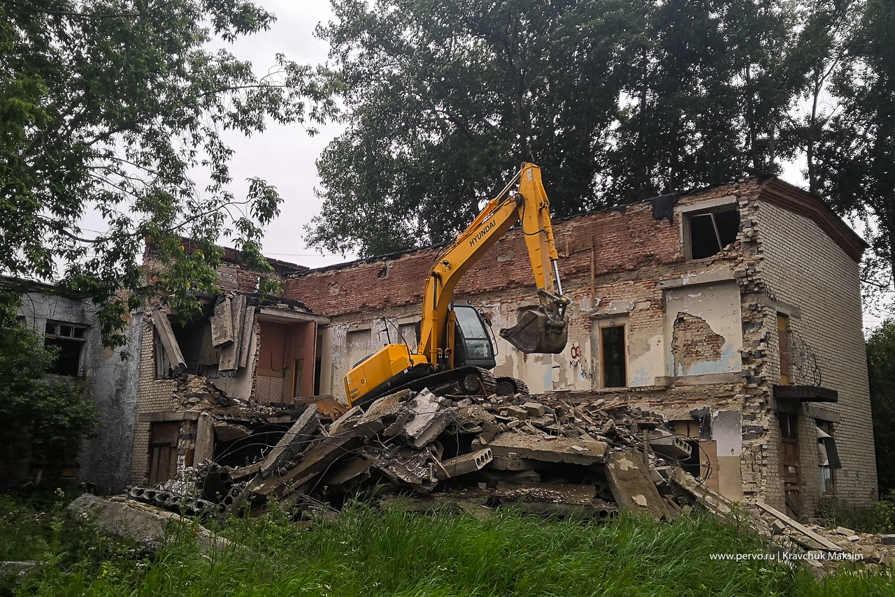 Тяжелая техника сносит здание школы-интернат