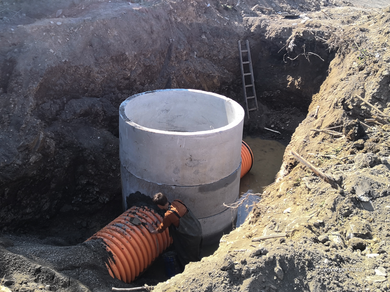 На набережной города производят реконструкцию канализационного коллектора