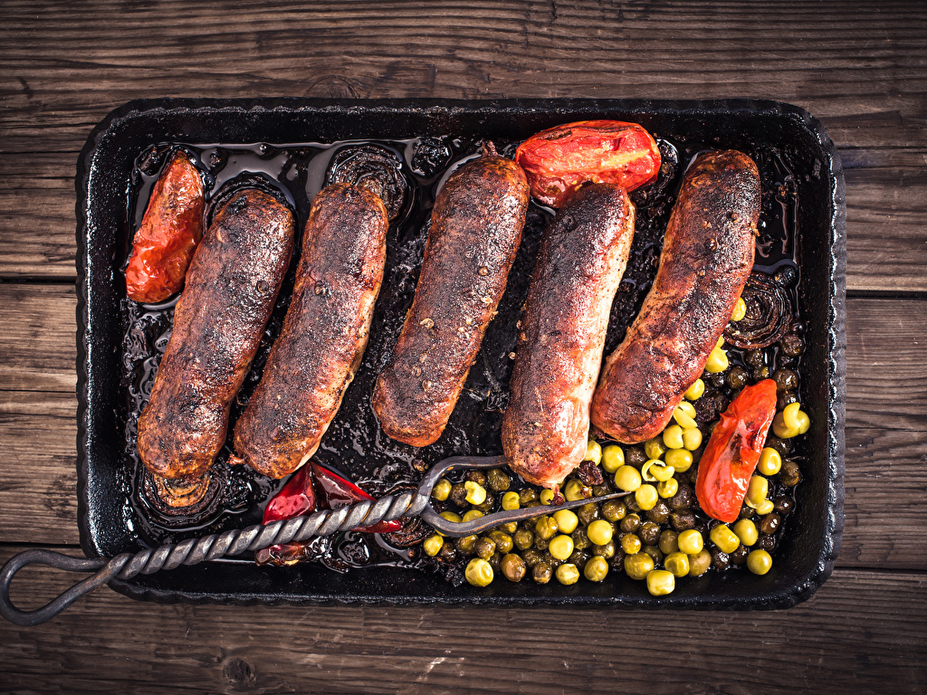 Названы марки опасных для здоровья колбасок для гриля