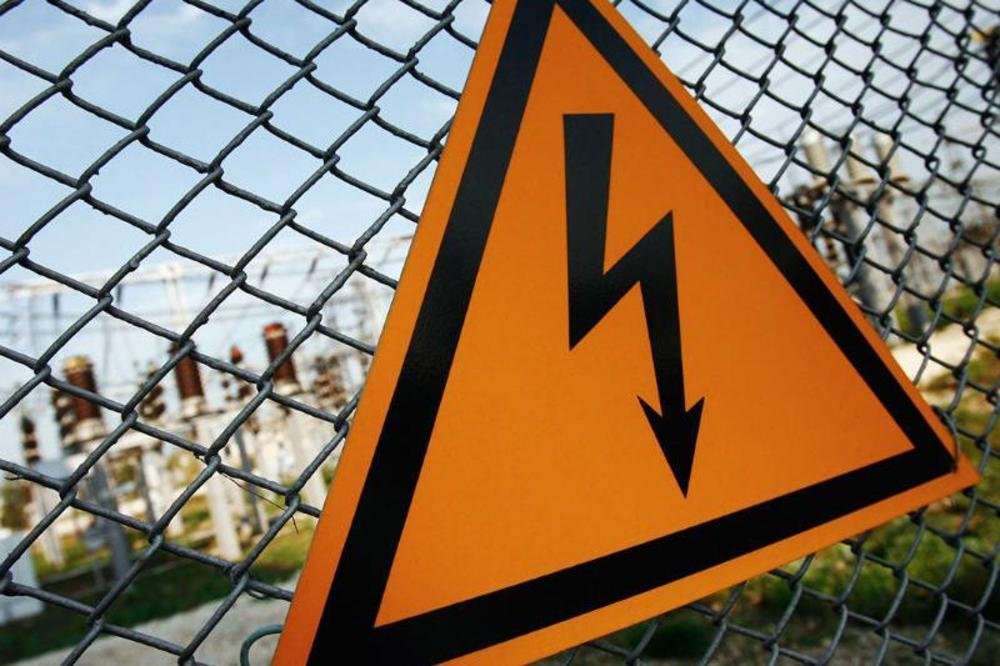 В Первоуральске молния попала в трансформаторную подстанцию