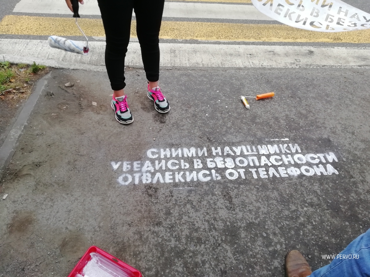 В Первоуральске на тротуарах появились обращения к пешеходам и велосипедистам