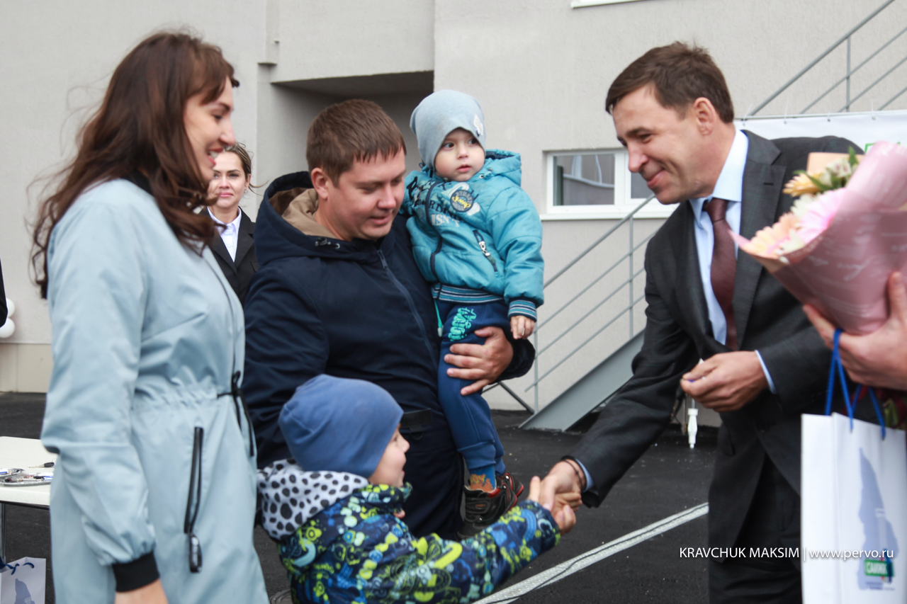 Евгений Куйвашев вручил ключи новоселам ЖК «Оптимист»