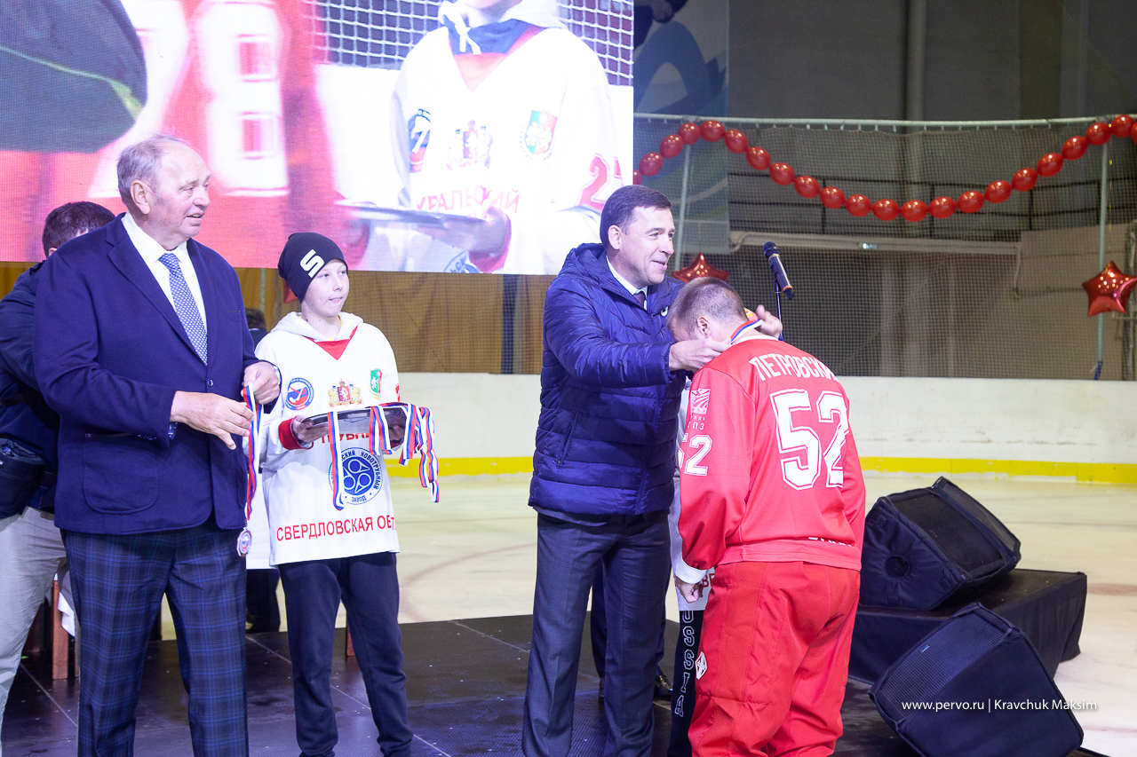 Евгений Куйвашев вручил награды хоккеистам «Уральского трубника»