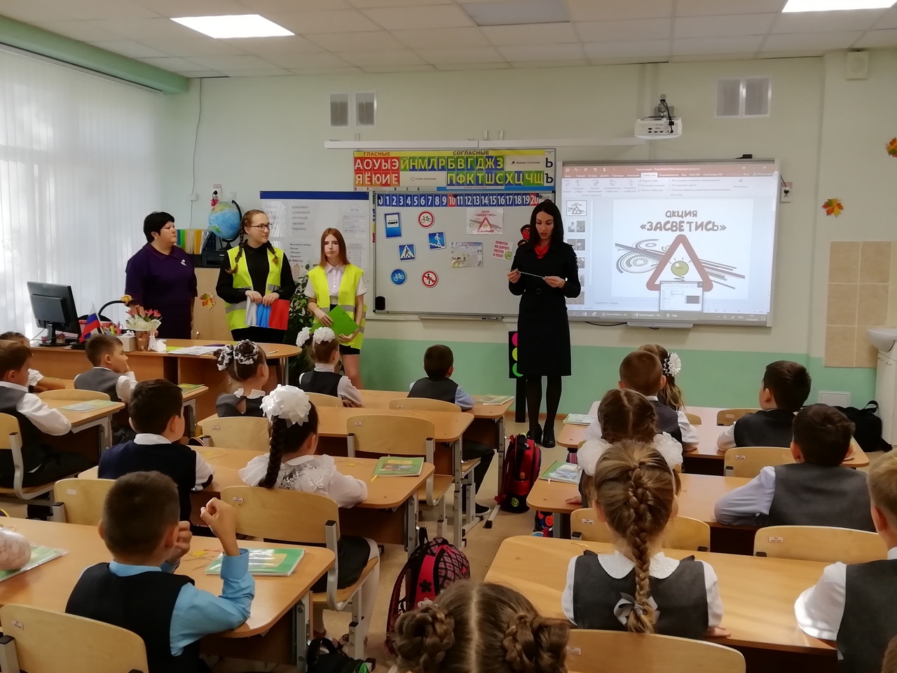 День световозвращателя провели сотрудники ГИБДД в Первоуральске