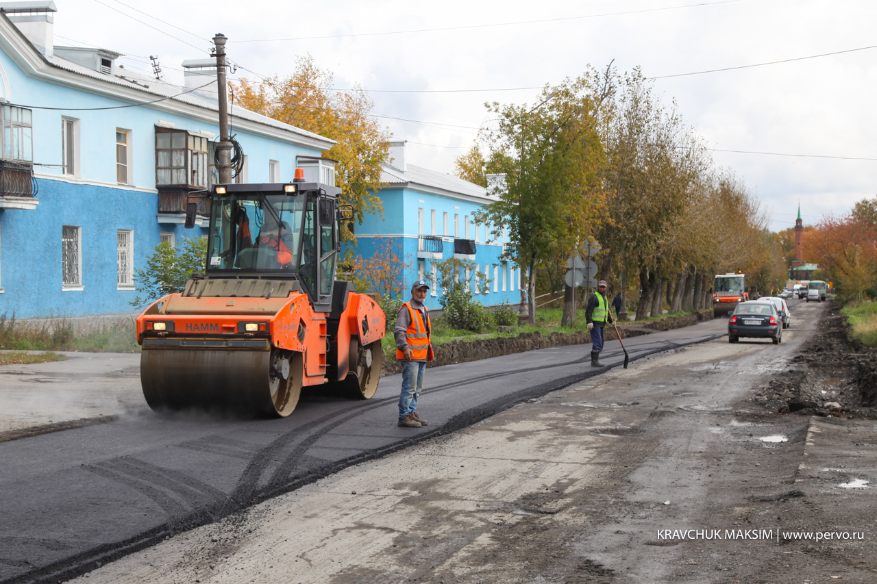 На улице Гагарина рабочие приступили к укладке первого слоя асфальта