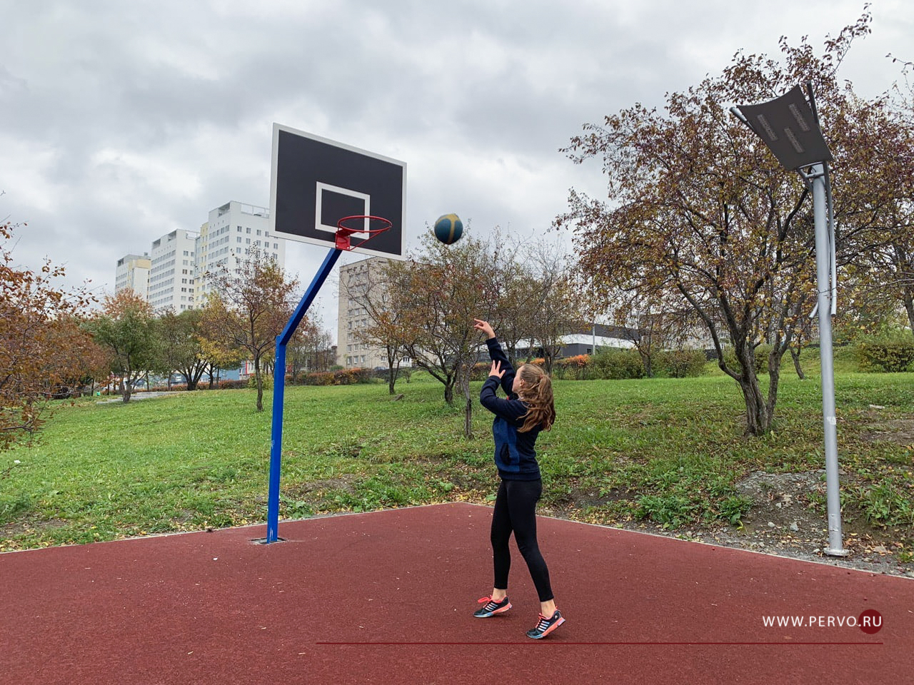 В Первоуральске на набережной устанавливают спортивные тренажеры