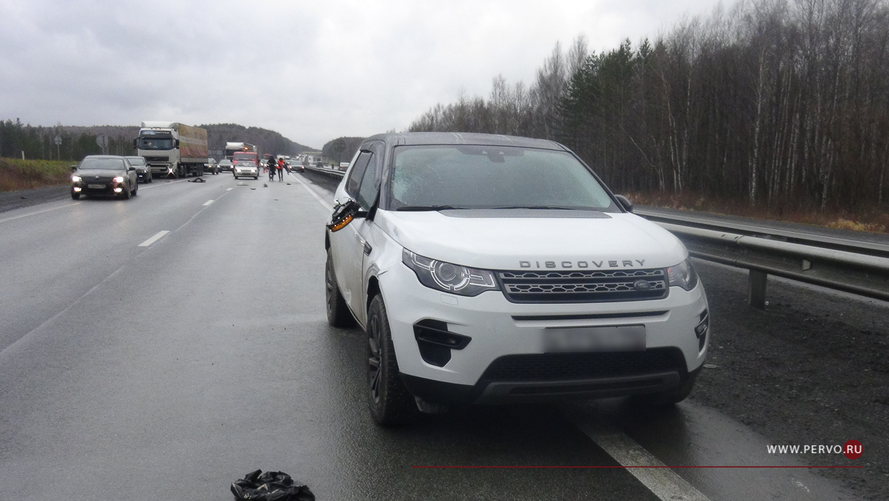 На трассе под Первоуральском Range Rover сбил мужчину, перебегавшего дорогу