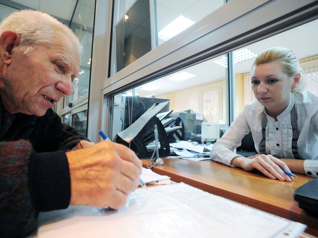 В Пенсионном фонде пояснили требование к пенсионерам лично являться за выплатами