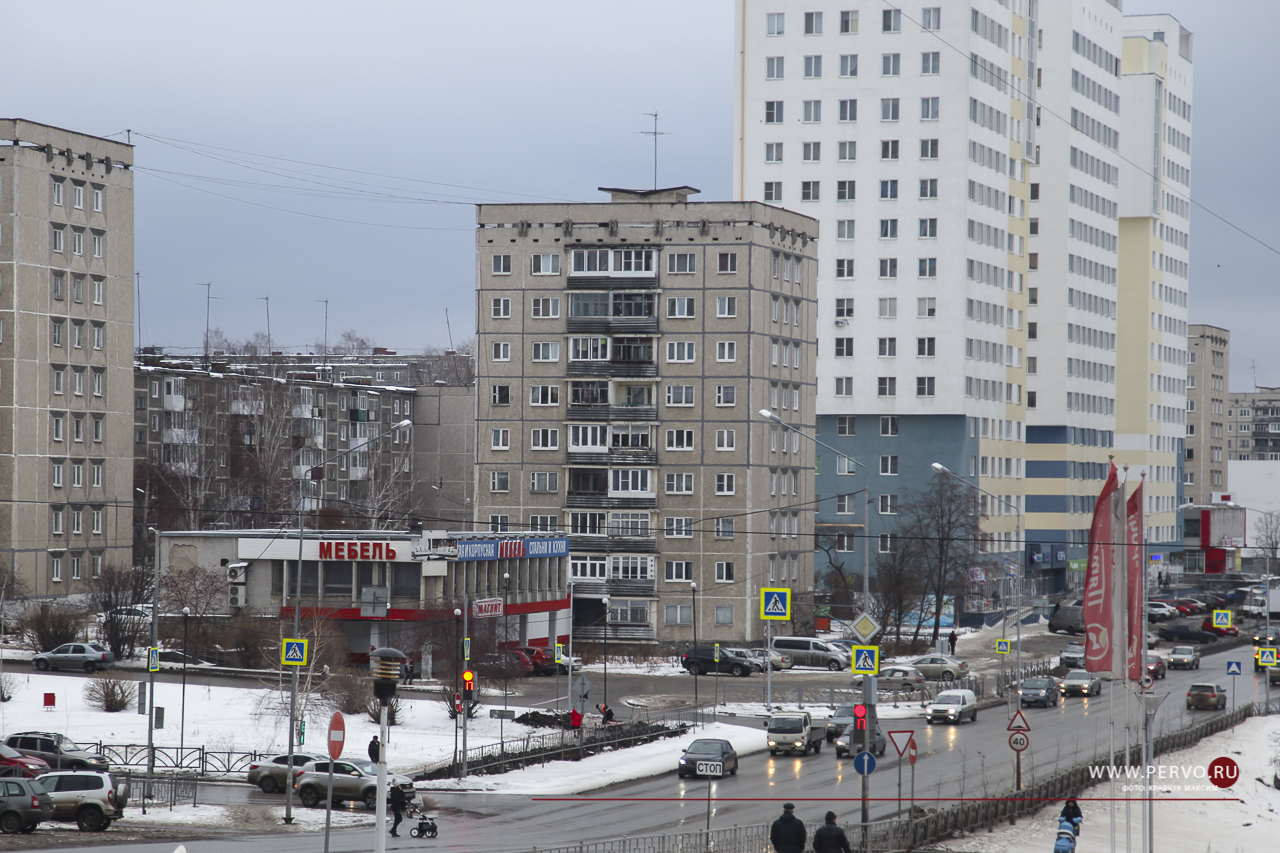 На улице Ватутина-Ленина приступили к монтажу светофора