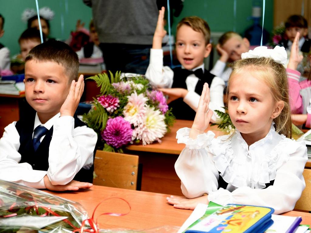 Фото учеников за партой в школе